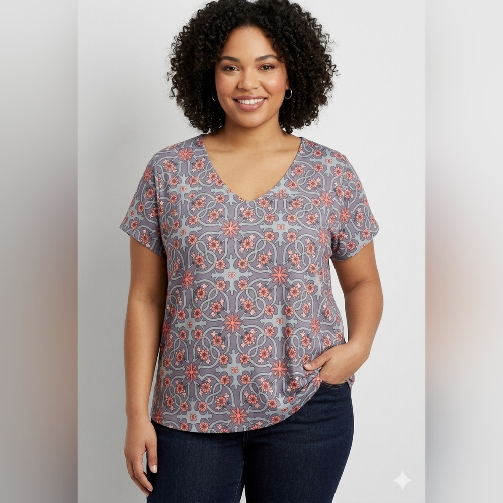 Exclusive Women's NWT Blue Floral V-Neck Short Sleeve T-Shirt Size XL